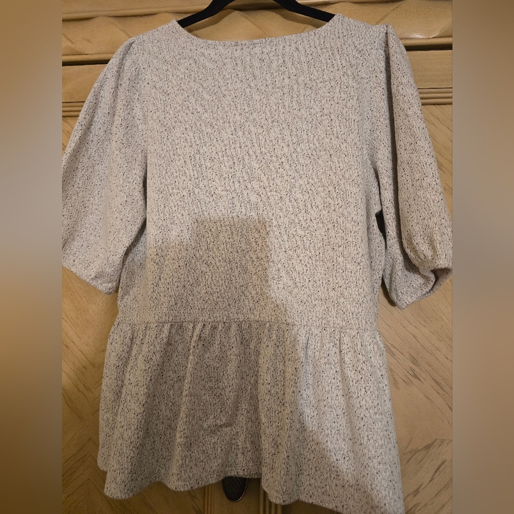 Banana Republic Peplum Top. Size large. White with hints of black and blush - Picture 10 of 11